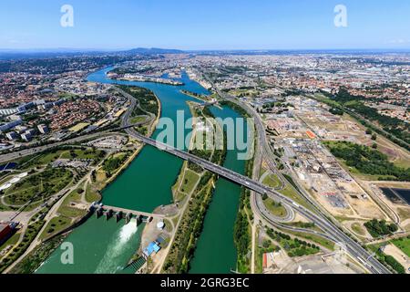 Frankreich, Rhone, Saint Fons, Industriegebiet, Rhone, Pierre Benite Damm im Vordergrund (Luftaufnahme) Stockfoto