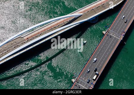 Frankreich, Rhone, Lyon, 2. Arrondissement, Bezirk La Confluence, Pont Pasteur und Raymond Barre Fußgängerbrücke über die Rhone (Luftaufnahme) Stockfoto