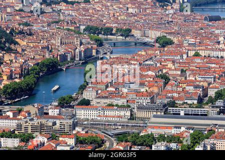 Frankreich, Rhone, Lyon, zwischen 5. Arrondissement, Viertel Vieux Lyon Quarantaine und 2. Arrondissement, Bezirk Carnot Gailleton, Binnenschiff auf der Saone (Luftaufnahme) Stockfoto