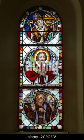 Selige Agostino Casotti, Heilige Marko Krizin und Heilige Leopold Mandic, Glasfenster in der Kirche zur Erhöhung des Heiligen Kreuzes in Kravarsko Stockfoto