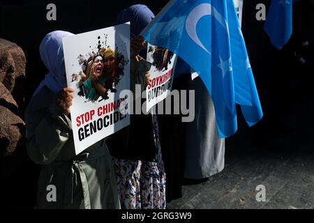 Ankara, Türkei. Oktober 2021. Demonstranten halten Plakate und Uiguren-Flaggen, die ihre Meinung während der Demonstration ausdrücken.Uiguren-Türken protestierten auf dem Ulus Atatürk-Platz gegen die Menschenrechtsverletzungen in China. Kredit: SOPA Images Limited/Alamy Live Nachrichten Stockfoto