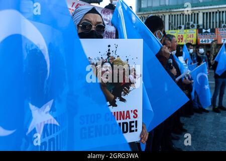 Ankara, Türkei. Oktober 2021. Demonstranten halten Plakate und Uiguren-Flaggen, die ihre Meinung während der Demonstration ausdrücken.Uiguren-Türken protestierten auf dem Ulus Atatürk-Platz gegen die Menschenrechtsverletzungen in China. Kredit: SOPA Images Limited/Alamy Live Nachrichten Stockfoto