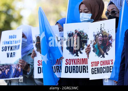 Ankara, Türkei. Oktober 2021. Demonstranten halten Plakate und Uiguren-Flaggen, die ihre Meinung während der Demonstration ausdrücken.Uiguren-Türken protestierten auf dem Ulus Atatürk-Platz gegen die Menschenrechtsverletzungen in China. Kredit: SOPA Images Limited/Alamy Live Nachrichten Stockfoto