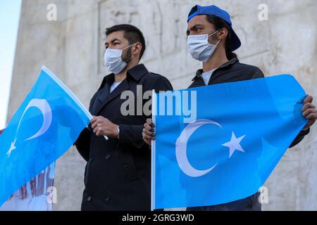 Ankara, Türkei. Oktober 2021. Die Demonstranten halten während der Demonstration Uiguren-Flaggen fest, die ihre Meinung zum Ausdruck bringen.Uiguren-Türken protestierten auf dem Ulus Atatürk-Platz gegen die Menschenrechtsverletzungen in China. Kredit: SOPA Images Limited/Alamy Live Nachrichten Stockfoto