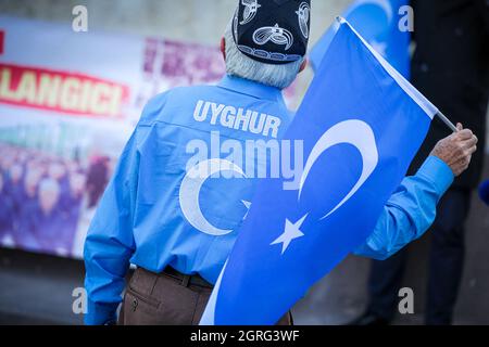 Ankara, Türkei. Oktober 2021. Ein Protestler hält eine uigurische Flagge, die seine Meinung während der Demonstration zum Ausdruck bringt.Uigurische Türken protestierten auf dem Ulus Atatürk-Platz gegen die Menschenrechtsverletzungen in China. Kredit: SOPA Images Limited/Alamy Live Nachrichten Stockfoto