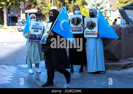 Ankara, Türkei. Oktober 2021. Demonstranten halten Plakate und Uiguren-Flaggen, die ihre Meinung während der Demonstration ausdrücken.Uiguren-Türken protestierten auf dem Ulus Atatürk-Platz gegen die Menschenrechtsverletzungen in China. Kredit: SOPA Images Limited/Alamy Live Nachrichten Stockfoto