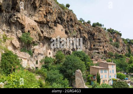 Frankreich, Var, Provence, Cotignac, Habitat in den Tuff Cliff von 80 Meter hoch und 400 Meter breit Stockfoto