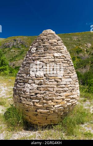 Frankreich, Alpes-de-Haute-Provence, geologisches Naturschutzgebiet der Haute Provence, Vançon-Tal, Authon, Sentinelle, Trockensteinkairn, Kunstwerk des Land Art Künstlers Andy Goldsworthy Stockfoto