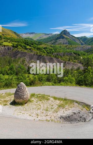 Frankreich, Alpes-de-Haute-Provence, geologisches Naturschutzgebiet der Haute Provence, Vançon-Tal, Authon, Sentinelle, Trockensteinkairn, Kunstwerk des Land Art Künstlers Andy Goldsworthy Stockfoto