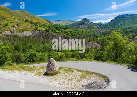Frankreich, Alpes-de-Haute-Provence, geologisches Naturschutzgebiet der Haute Provence, Vançon-Tal, Authon, Sentinelle, Trockensteinkairn, Kunstwerk des Land Art Künstlers Andy Goldsworthy Stockfoto