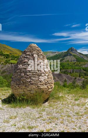 Frankreich, Alpes-de-Haute-Provence, geologisches Naturschutzgebiet der Haute Provence, Vançon-Tal, Authon, Sentinelle, Trockensteinkairn, Kunstwerk des Land Art Künstlers Andy Goldsworthy Stockfoto