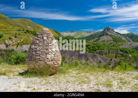 Frankreich, Alpes-de-Haute-Provence, geologisches Naturschutzgebiet der Haute Provence, Vançon-Tal, Authon, Sentinelle, Trockensteinkairn, Kunstwerk des Land Art Künstlers Andy Goldsworthy Stockfoto