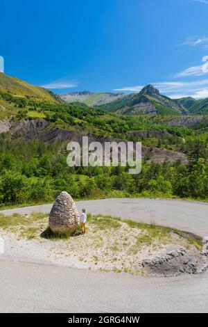 Frankreich, Alpes-de-Haute-Provence, geologisches Naturschutzgebiet der Haute Provence, Vançon-Tal, Authon, Sentinelle, Trockensteinkairn, Kunstwerk des Land Art Künstlers Andy Goldsworthy Stockfoto