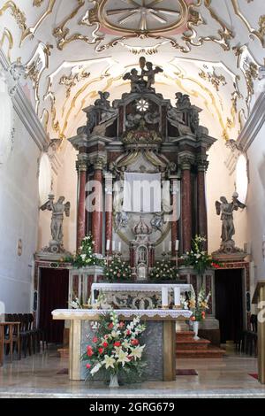 Hochaltar in der Pfarrkirche unserer Lieben Frau außerhalb der Stadt in Sibenik, Kroatien Stockfoto