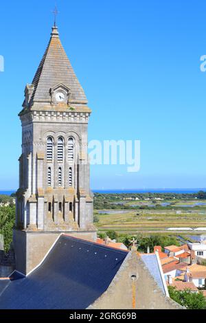 Frankreich, Vendee, Noirmoutier Island, Noirmoutier en l'ile, Blick vom Schloss auf die Kirche Saint Philbert Stockfoto