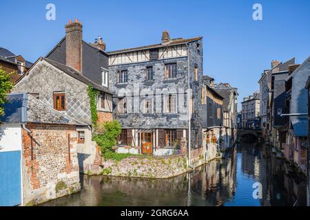 Frankreich, Eure, das Risle-Tal und Pont-Audemer bezeichneten die schönsten Umwege Frankreichs, das kleine Venedig der Normandie, historische Fachwerkhäuser (15.-17. Jahrhundert), am Rande von Kanälen, die Wasser aus der Risle in das Stadtzentrum bringen, um ehemalige Gerbereien zu versorgen Stockfoto