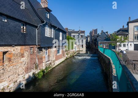 Frankreich, Eure, das Risle-Tal und Pont-Audemer bezeichneten die schönsten Umwege Frankreichs, das kleine Venedig der Normandie, historische Fachwerkhäuser (15.-17. Jahrhundert), am Rande von Kanälen, die Wasser aus der Risle in das Stadtzentrum bringen, um ehemalige Gerbereien zu versorgen Stockfoto