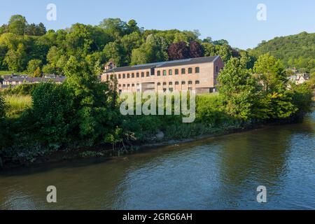 Frankreich, Eure, das Risle Valley und Pont-Audemer bezeichneten die schönsten Umwege Frankreichs, das kleine Venedig der Normandie, das ehemalige Kartonfabrikat, das 2013 vom Architekturbüro H2O und Jean-Jacques Hubert in einen Business-Inkubator umgewandelt wurde Stockfoto