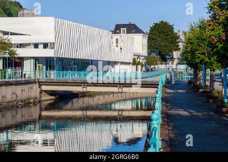 Frankreich, Eure, das Risle Valley und Pont-Audemer, bezeichneten die schönsten Umwege Frankreichs als das kleine Venedig der Normandie, die Medienbibliothek La Page, die 2015 von den Architekten Catherine Geoffroy & Frank Zonca bereitgestellt wurde Stockfoto