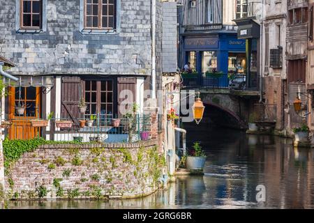 Frankreich, Eure, das Risle-Tal und Pont-Audemer bezeichneten die schönsten Umwege Frankreichs, das kleine Venedig der Normandie, historische Fachwerkhäuser (15.-17. Jahrhundert), am Rande von Kanälen, die Wasser aus der Risle in das Stadtzentrum bringen, um ehemalige Gerbereien zu versorgen Stockfoto