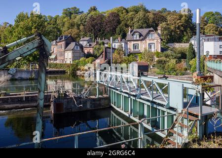 Frankreich, Eure, Risle Valley, Pont-Audemer, bezeichneten die schönsten Umwege Frankreichs, das kleine Venedig der Normandie genannt wird, und regelten die Schleuse des Risle-Kurses und den Fischweg Stockfoto