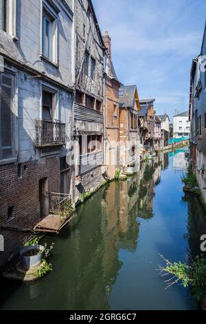 Frankreich, Eure, das Risle-Tal und Pont-Audemer bezeichneten die schönsten Umwege Frankreichs, das kleine Venedig der Normandie, historische Fachwerkhäuser (15.-17. Jahrhundert), am Rande von Kanälen, die Wasser aus der Risle in das Stadtzentrum bringen, um ehemalige Gerbereien zu versorgen Stockfoto