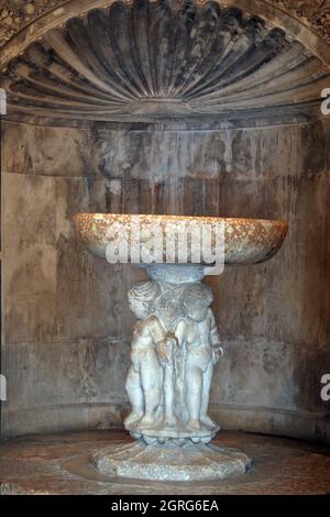 Taufbecken in der Kathedrale des Hl. Jakobus in Sibenik, Kroatien Stockfoto