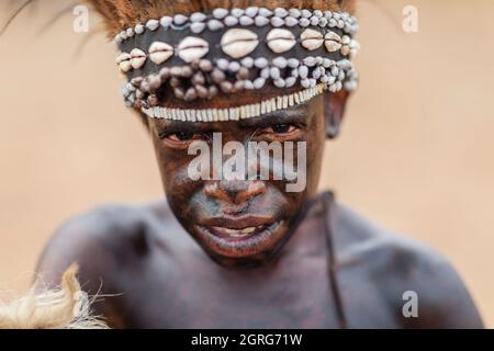 Indonesien, Papua, Stadt Wamena, Porträt eines jungen Dani-Jungen. Baliem Valley Cultural Festival, jedes Jahr im August kommen Stämme zusammen, um uralte Kriegsszenen aufzuführen, Parade und Tanz in traditioneller Kleidung Stockfoto