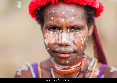 Indonesien, Papua, Stadt Wamena, Porträt eines jungen Dani-Mädchens. Baliem Valley Cultural Festival, jedes Jahr im August kommen Stämme zusammen, um uralte Kriegsszenen aufzuführen, Parade und Tanz in traditioneller Kleidung Stockfoto