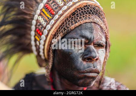 Indonesien, Papua, Stadt Wamena, Porträt einer jungen Dani-Frau. Baliem Valley Cultural Festival, jedes Jahr im August kommen Stämme zusammen, um uralte Kriegsszenen aufzuführen, Parade und Tanz in traditioneller Kleidung Stockfoto