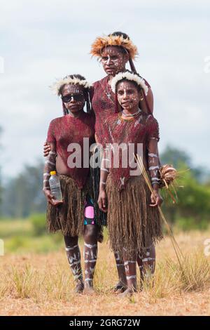 Indonesien, Papua, Stadt Wamena, Gruppe junger Mädchen aus dem Dani-Stamm. Baliem Valley Cultural Festival, jedes Jahr im August kommen Stämme zusammen, um uralte Kriegsszenen aufzuführen, Parade und Tanz in traditioneller Kleidung Stockfoto