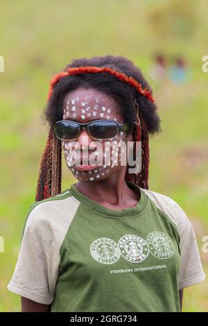 Indonesien, Papua, Stadt Wamena, Porträt eines jungen Dani-Mädchens. Baliem Valley Cultural Festival, jedes Jahr im August kommen Stämme zusammen, um uralte Kriegsszenen aufzuführen, Parade und Tanz in traditioneller Kleidung Stockfoto