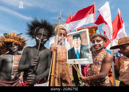 Indonesien, Papua, Innenstadt von Wamena, Feier des Unabhängigkeitstages Indonesiens. Jeder Stamm ist eingeladen, mit der indonesischen Flagge zu marschieren und seine Kultur durch traditionelle Tänze und Kleidung zu zeigen, um das Gefühl kultureller Freiheit zu stärken. Das Plakat zeigt den Präsidenten Indonesiens, Susilo Bambang Yudhoyono, von 2004 bis 2014. Stockfoto