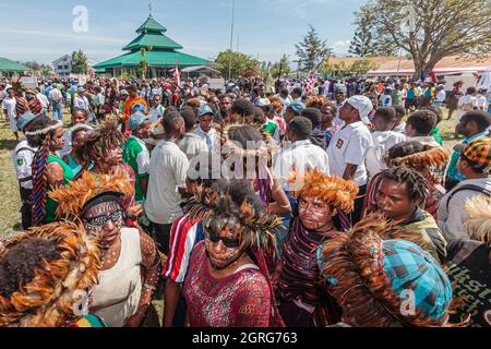 Indonesien, Papua, das Stadtzentrum von Wamena, junge Frauen aus dem Dani-Stamm, Feier des Unabhängigkeitstages Indonesiens. Jeder Stamm ist eingeladen, mit der indonesischen Flagge zu marschieren und seine Kultur durch traditionelle Tänze und Kleidung zu zeigen, um das Gefühl kultureller Freiheit zu stärken. Stockfoto