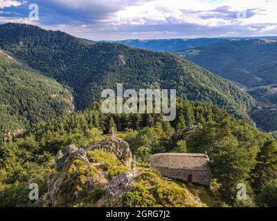 Frankreich, Haute Loire, Monistrol d'Allier, Wanderer, Kapelle Saint Etienne, Allier Valley (Luftaufnahme) Stockfoto