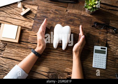 Zahnarztversicherung Und Ersetzen Emaille-Service Stockfoto