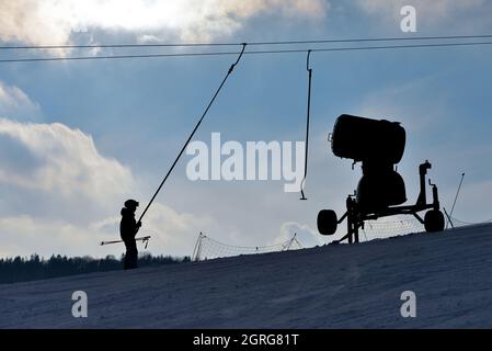 ***DATEI FOTO*** Skilift, poma, Silhouette, Skizze, Schneekanone, Am 31. Januar 2021 in Polevsko, Tschechische Republik. (CTK Photo/Vit Cerny) Stockfoto