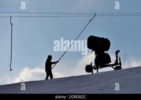 ***DATEI FOTO*** Skilift, poma, Silhouette, Skizze, Schneekanone, Am 31. Januar 2021 in Polevsko, Tschechische Republik. (CTK Photo/Vit Cerny) Stockfoto