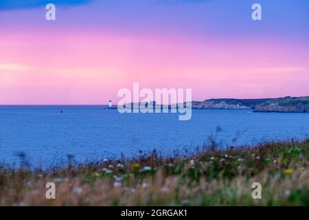 Frankreich, Finistere, Plougonvelin, Sonnenuntergang von Pointe de Saint-Mathieu, Kermorvan Halbinsel (Le Conquet) im Hintergrund Stockfoto