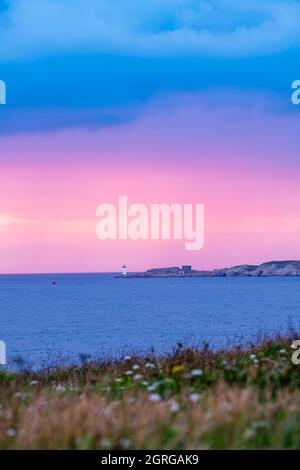Frankreich, Finistere, Plougonvelin, Sonnenuntergang von Pointe de Saint-Mathieu, Kermorvan Halbinsel (Le Conquet) im Hintergrund Stockfoto