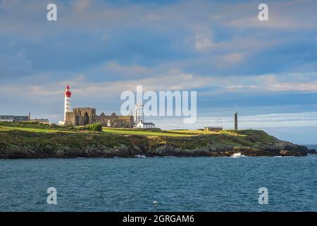 Frankreich, Finistere, Ploumoguer, Pointe de Saint-Mathieu, Ausgangspunkt der Weg nach Santiago de Compostela, Saint-Mathieu Leuchtturm im Jahre 1835 erbaut, Saint-Mathieu de Fine-Terre Abtei und die Semaphore (1906) Stockfoto