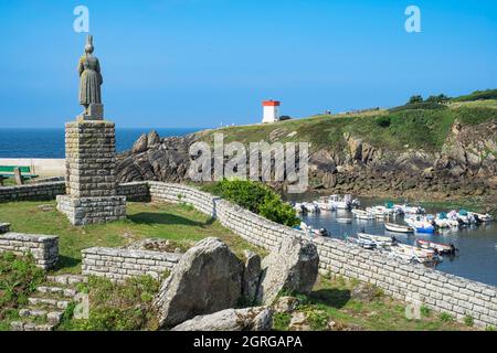 Frankreich, Finistere, Plouhinec, Bucht von Pors Poulhan, markiert die Wasserscheide zwischen Cap Sizun und Pays Bigouden, Statue von La Bigoudène vom Bildhauer René Quillivic Stockfoto