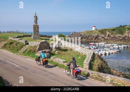 Frankreich, Finistere, Plouhinec, Bucht von Pors Poulhan, markiert die Wasserscheide zwischen Cap Sizun und Pays Bigouden, Statue von La Bigoudène vom Bildhauer René Quillivic Stockfoto