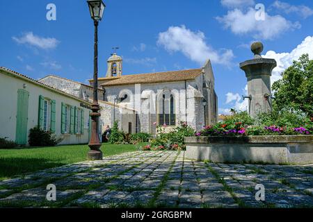 Frankreich, Charente-Maritime, Insel Oleron, Saint-Georges d'Oleron, Rathaus und Kirche Stockfoto