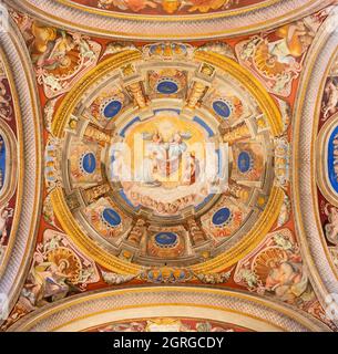 ROM, ITALIEN - 28. AUGUST 2021: Das Deckenfresko Vision der Dreifaltigkeit in der Kirche San Girolamo dei Croatia von Giovanni Guerra (1589-1590). Stockfoto