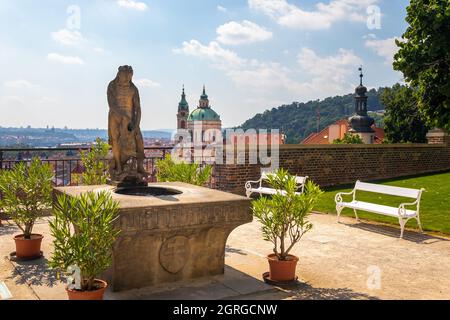 Brunnen mit Herkulesstatue im Garten, Prager Burg, Blick auf die Nikolaikirche, Tschechische republik Stockfoto