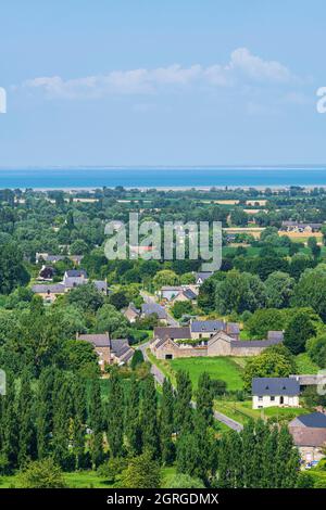 Frankreich, Ille-et-Vilaine, Mont-Dol, Panoramablick vom Berg Dol (65 m hoch) entlang des Wanderweges GR 34 oder Zollweges, im Hintergrund die Bucht Mont Saint-Michel Stockfoto