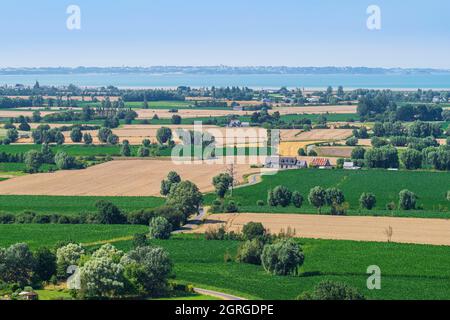 Frankreich, Ille-et-Vilaine, Mont-Dol, Panoramablick vom Berg Dol (65 m hoch) entlang des Wanderweges GR 34 oder Zollweges, im Hintergrund die Bucht Mont Saint-Michel Stockfoto