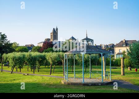 Frankreich, Ille-et-Vilaine, Dol-de-Bretagne, Zwischenstopport entlang des GR 34-Wanderweges oder Zollweges, öffentlicher Garten und Kathedrale von Saint-Samson im Hintergrund Stockfoto