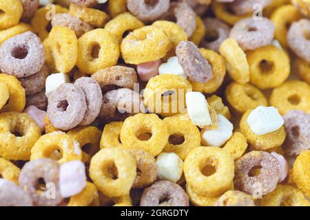 Mehrfarbige Getreide Obst Schleifen Hintergrund. Nahaufnahme. Frühstückskonzept Stockfoto